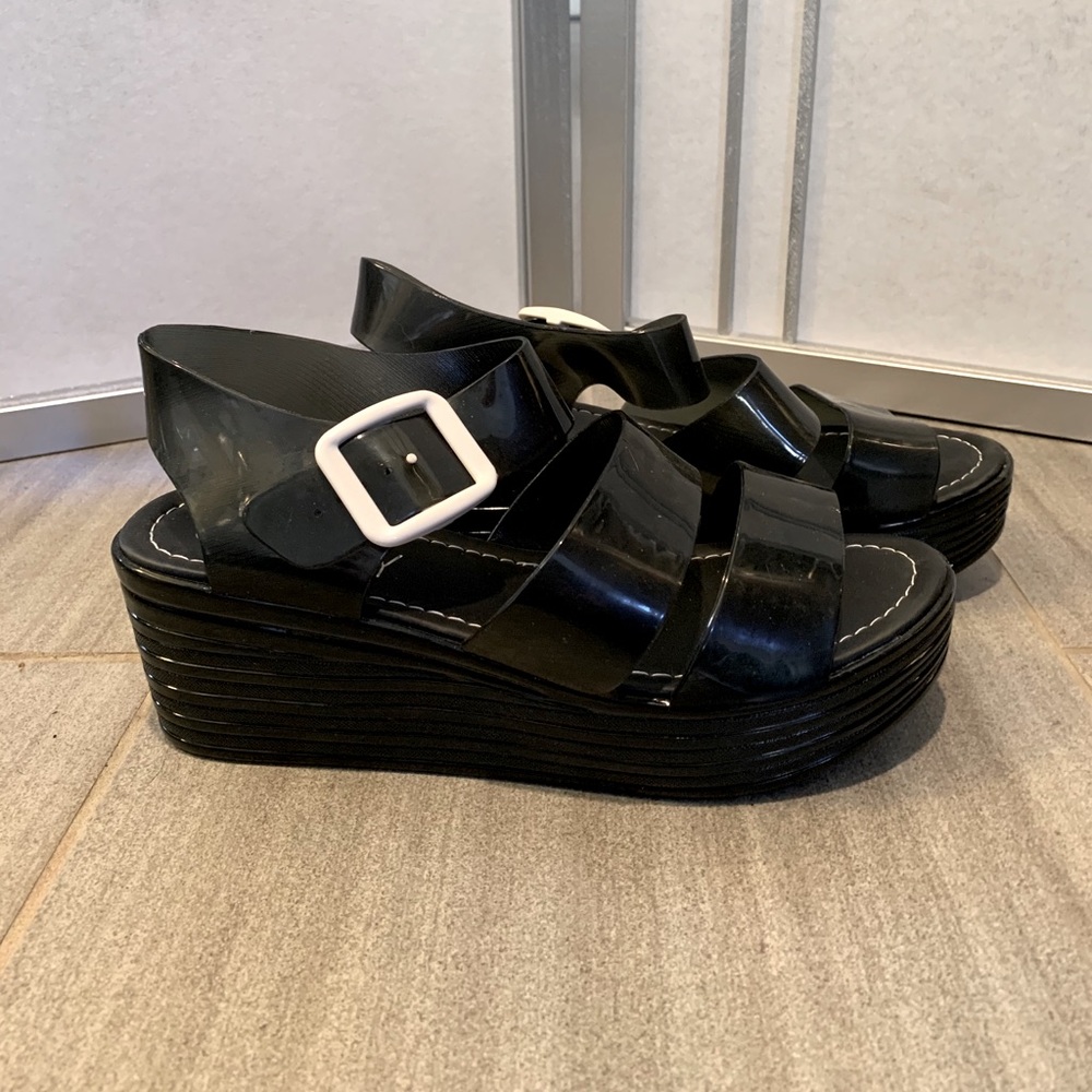 *NEVER WORN* Black buckle sandals. 8